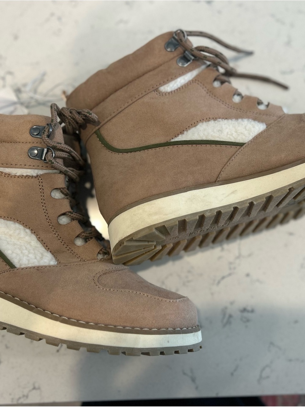 Women’s shearling fall boots